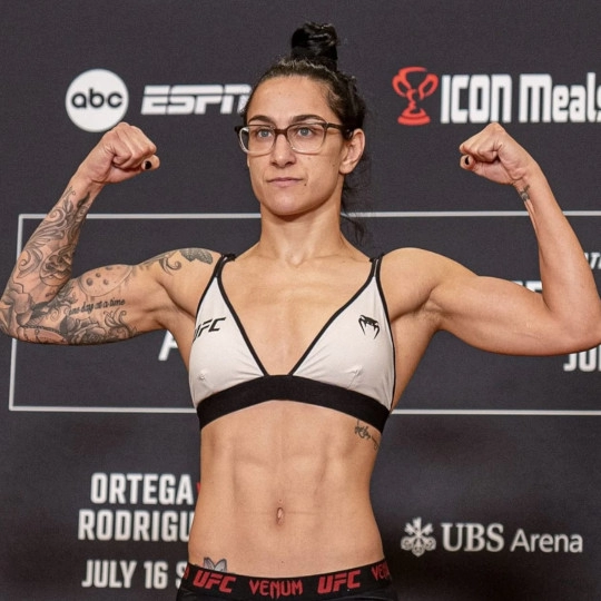 Emily Ducote Gordinha